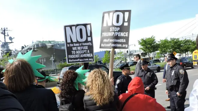 Нью-йоркцы устроили две шумные акции протеста на автостраде, идущей вдоль Гудзона, где поставлен на вечный прикол авианосец "Интрепид"