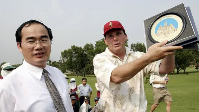 Ông Nguyễn Thiện Nhân và nhà vô địch golf Cary Shuman hồi 2004 tại sân golf Thủ Đức