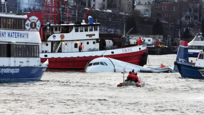 Insiden US Airways Flight 1549, Januari 2009, dianggap salah satu penyelamatan pesawat paling dramatis yang pernah terjadi. Seluruh penumpang selamat, meski mesin pesawat komersil ini mati tak lama setelah tinggal landas dari Bandara LaGuardia di New York.