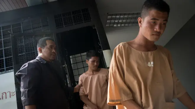 นายเวพิว หรือวิน และนายซอ ลิน หรือโซเรน 2 แรงงานต่างด้าวชาวพม่าที่ตกเป็นจำเลยในคดีเกาะเต่า ระหว่างเดินทางไปขึ้นศาลเกาะสมุย เมื่อปี 2558