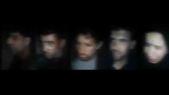 په وېډیو کې څلور سړي او یوه ښځه ښکاري