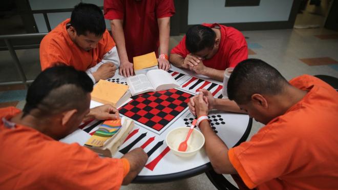 Inmigrantes en un centrojogos blazersdetenciónjogos blazersICE administrador por Geo Group.