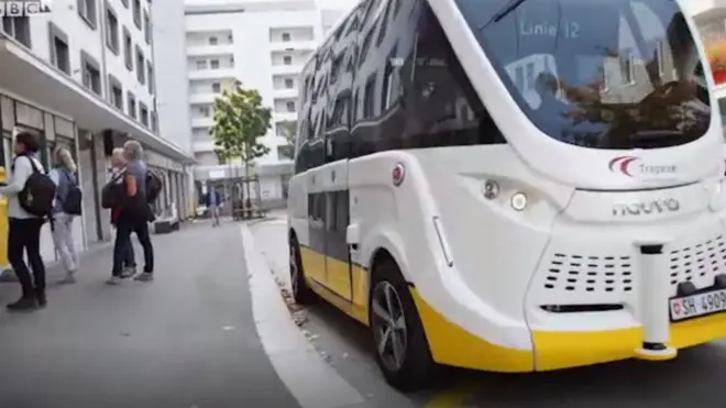 هل توافق أن تستقل حافلة بدون سائق؟