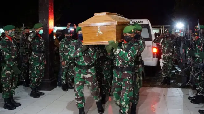 Prajurit TNI mengangkat peti jenazah rekannya di Markas Komando Korem 181/PVT Kota Sorong, Papua Barat, Kamis (2/9/21). Empat jenazah prajurit TNI AD, korban penyerangan Kelompok Saparatis Teroris (KST) di Pos persiapan Koramil Kisor Distrik Aifat, Kabupaten Maybrat, Papua Barat.