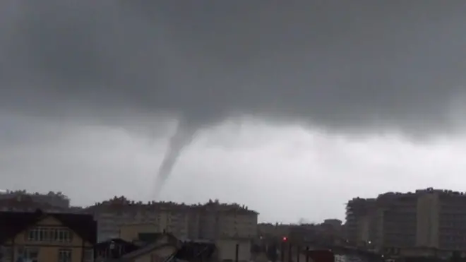 На чорноморське узбережжя Росії поблизу Сочі налетів потужний шторм.