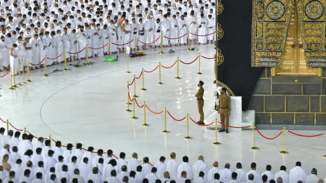 Salat berjamaah di Masjidil Haram di Mekah, hari Minggu (17/10)