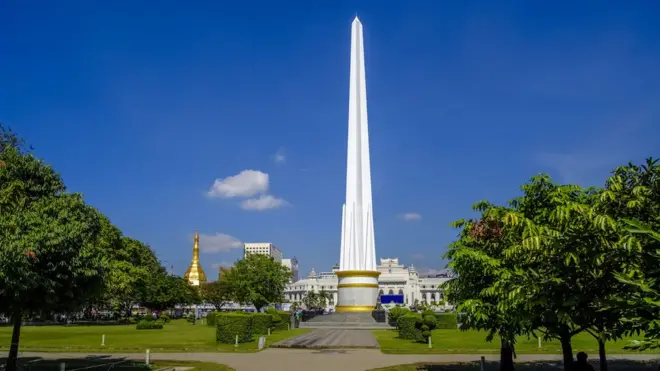 မဟာဗန္ဓုလပန်းခြံထဲက လွတ်လပ်ရေးအထိမ်းအမှတ် ကျောက်တိုင်