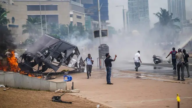 PM Mahinda's supporters attacking peaceful protestors 9 May 2022