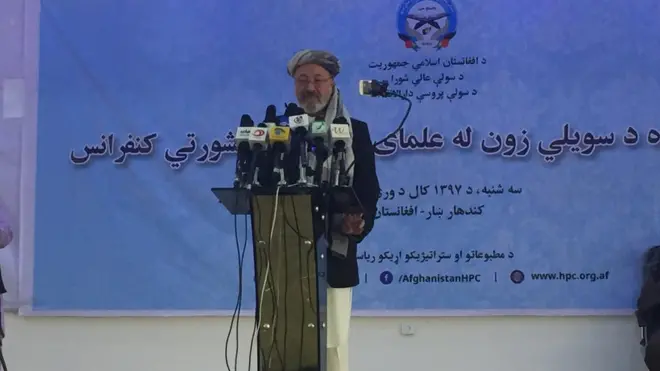 ښاغلی خلیلي د سه شنبې پر ورځ د یو شمېر نورو لوړپوړو چارواکو سره یو ځای کندهار ته تللی.