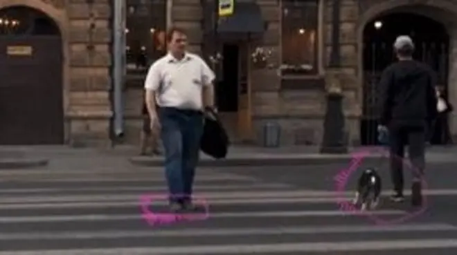 Aleksej Orlov prelazi ulicu