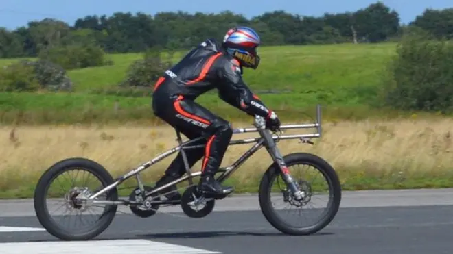 Neil Campbell rompiendo el récord masculino de velocidad en bicicleta