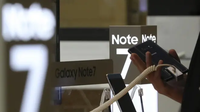 Samsung приостановила производство смартфона из-за взрывов батарей