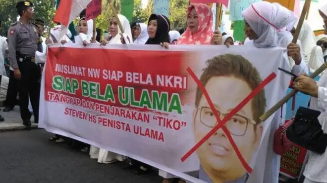 Aksi massa di Kota Mataram, NTB, menuntut agar SHS diselesaikan secara hukum.