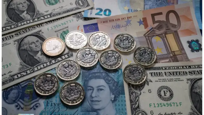 با مشخص شدن نتیجه همه پرسی بریتانیا برای ماندن یا خروج از اتحادیه اروپا، ارزش پوند در برابر دلار بیش از ده درصد سقوط کرده بود