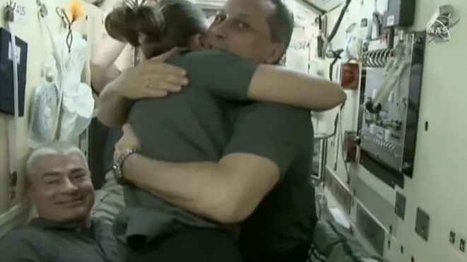 رواد الفضاء الروس والأمريكيون يغادرون الفضاء معًا