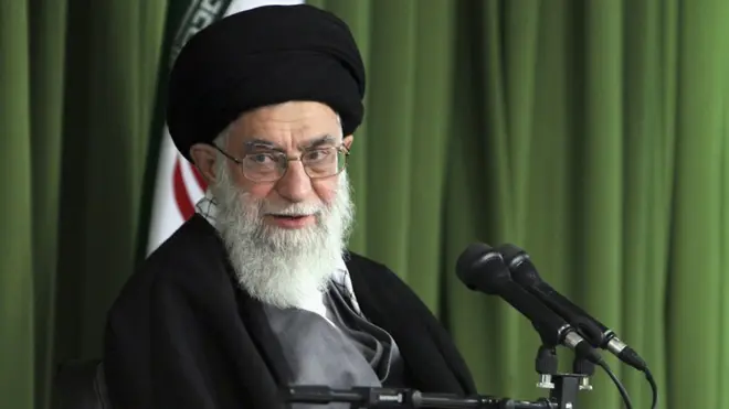 علی خامنہ ای کی جانب سے یہ بیان امریکی صدر کی جانب سے ایران اور عالمی طاقتوں کے درمیان جوہری معاہدے پر تنقید اور ایران پر نئی پابندیوں کے نفاذ کے بعد سامنے آیا ہے۔