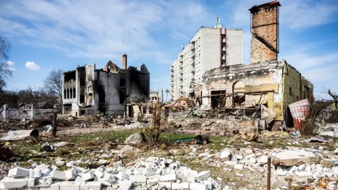 Після понад місяця важких боїв та облоги Чернігів починає повертатися до мирного життя