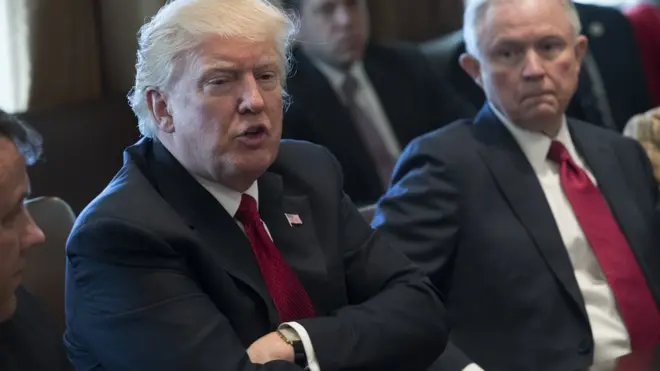 Tổng thống Trump từng cho hay ông lấy làm tiếc đã bổ nhiệm ông Jeff Sessions (phải) vào ghế Bộ trưởng Tư pháp.