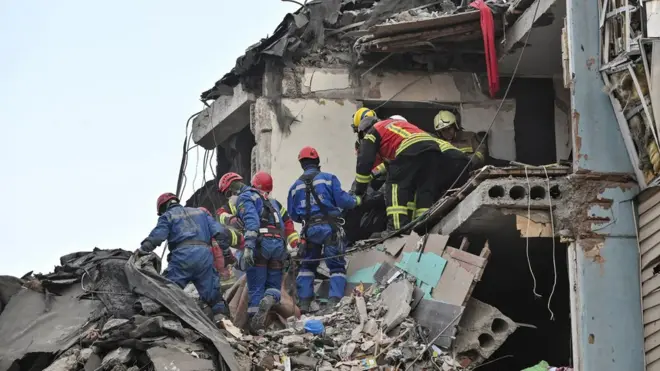 فرق الطوارئ تحاول إنقاذ بعض المتضررين قرب زابوريجيا.