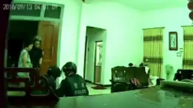 Местные жители распространяют фотографии с полицейского рейда