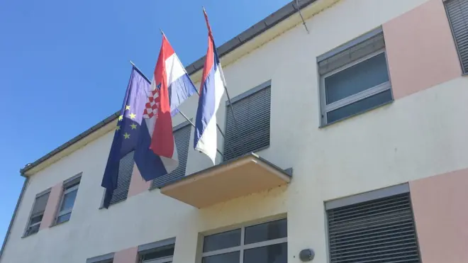 Na zgradi Zajedničkog veća opština nalaze se zastave Evropske unije, Hrvatske i srpske zajednice u Hrvatskoj
