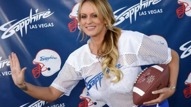 스토미 대니엘스는 2006년 트럼프와 부절적한 관계를 가졌다고 주장했다