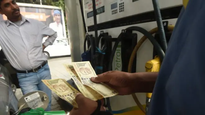 પેટ્રોલ પર પમ્પ માલિક / ડીલરનું કમિશન અંદાજે 3.23 રૂપિયા પ્રતિ લિટર છે અને ડીઝલ પર અંદાજે 2.17 રૂપિયા પ્રતિ લિટર છે