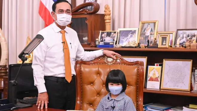 พล.อ. ประยุทธ์ พาตัวแทนเด็กและเยาวชนนั่งเก้าอี้นายกฯ ภายในตึกไทยคู่ฟ้า ทำเนียบรัฐบาล เพื่อบันทึกเทป ก่อนนำไปเผยแพร่ในวันเด็กปี 2564 ซึ่งจำเป็นต้องงดจัดงาน จากสถานการณ์โควิด-19