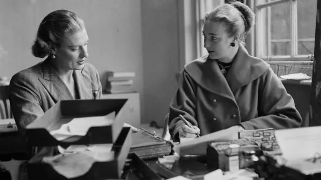 Ofisdə işləyən qadınlar