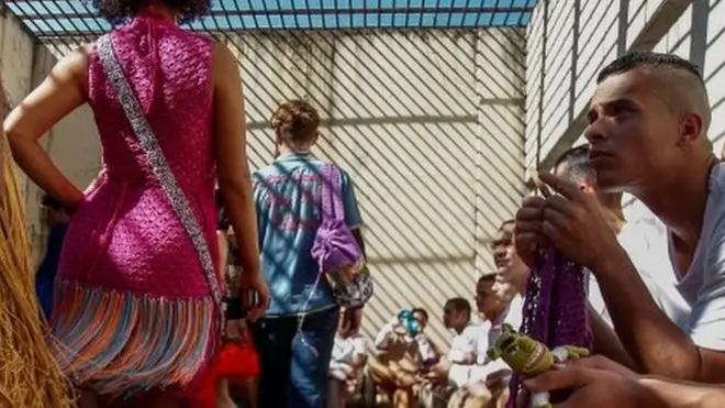 جیل کے صحن میں بنائے گئے عارضی سٹیج ہر ماڈلز نے جیل قیدیوں کے بنائے گئے ملبوسات کی نمائش کی