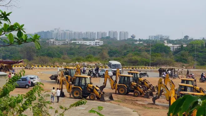 హెచ్‌సీయూ భూముల వివాదం