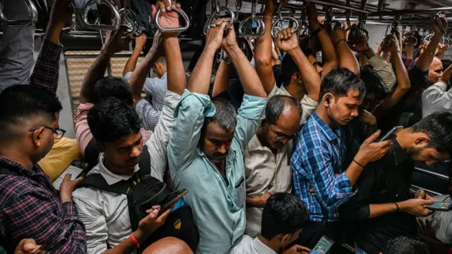 लोकल प्रवासाचा रोजचा संघर्ष - ‘आमच्या खासदाराने आमच्यासोबत गर्दीच्यावेळी लोकलने प्रवास करून पाहावा..!’