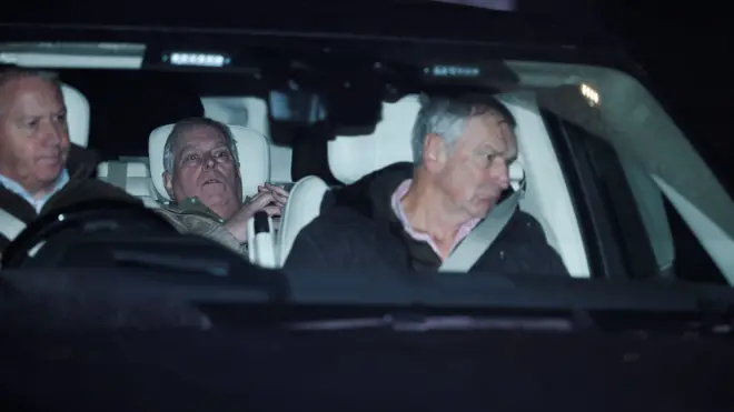 Bivši princ Endru u kolima napušta policijsku stanicu