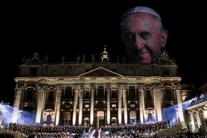 Imagem do papa Francisco no céu do Vaticano feita por luzes de drones