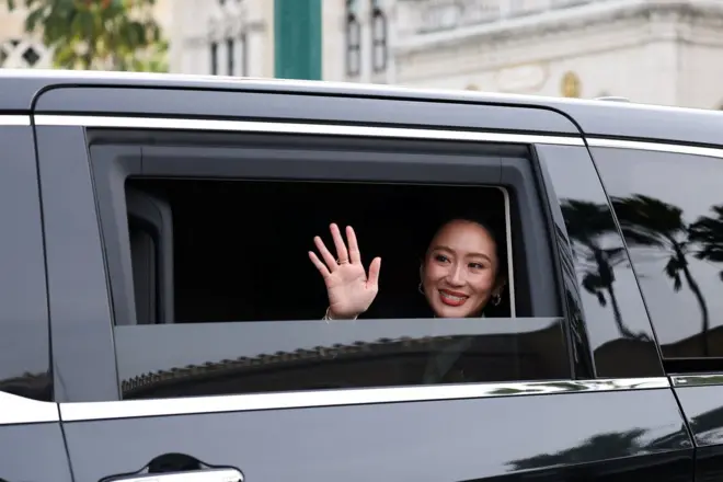 แพทองธาร ชินวัตร เดินทางออกจากตึกไทยคู่ฟ้า ทำเนียบฯ หลังการฟังการอ่านคำวินิจฉัย "คดีคลิปเสียง" และแถลงข่าวเปิดใจ