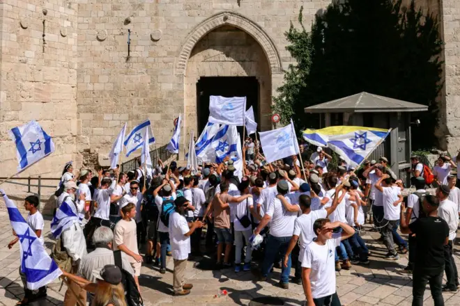 نشطاء من اليمين الإسرائيلي يحملون الأعلام أمام باب العامود في البلدة القديمة بالقدس الشرقية في 5 يونيو/حزيران 2024