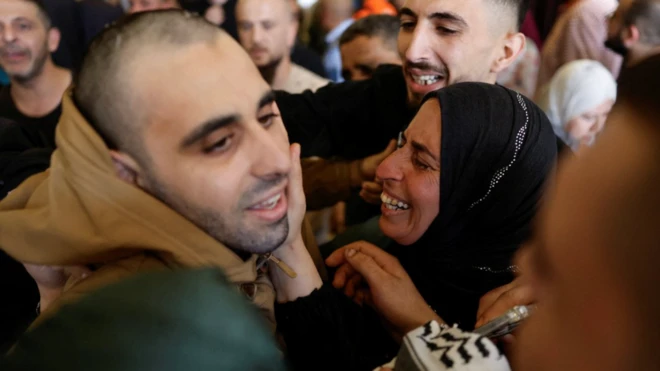 Seorang tahanan Palestina disambut setelah dibebaskan dari penjara Israel sebagai bagian dari pertukaran sandera-tahanan dan kesepakatan gencatan senjata di Gaza antara Hamas dan Israel, di Ramallah, Tepi Barat yang diduduki Israel, 13 Oktober 2025.