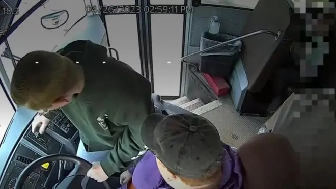 Wiilka ayaa go’aan deg-deg ah qaatay ka dib markii darawalkii waday baska uu miyir daboolmay. 