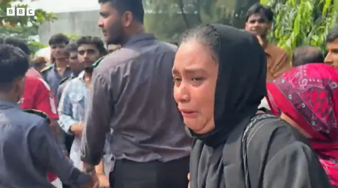 バングラデシュ軍機が墜落した学校に通う子供を探す女性