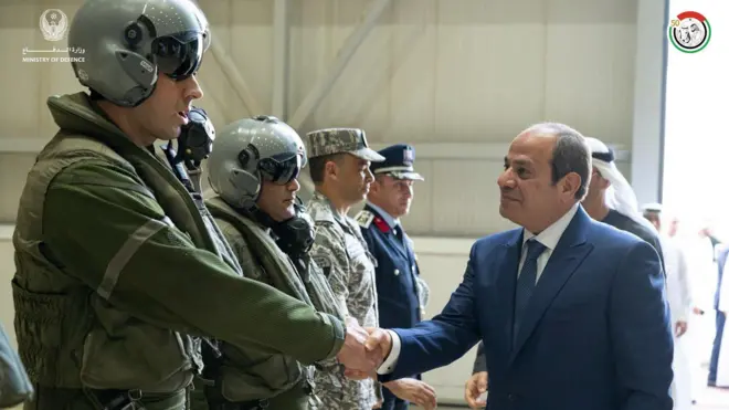 الرئيس المصري عبد الفتاح السيسي أثناء تفقد أفراد القوات المصرية بالإمارات.
