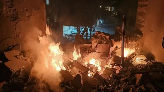 इस्रायलच्या हल्ल्यानंतर बैरूतमधील एका इमारतीला आग लागली. 