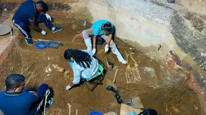 මහාචාර්ය රාජ් සෝමදේවගේ අධීක්ෂණය යටතේ කැණීම් කටයුතු කරනු ලබන අතර එක් හිස් කබලක් අද (සැප්තැම්බර් 26 වැනිදා) ගොඩගෙන තිබේ.