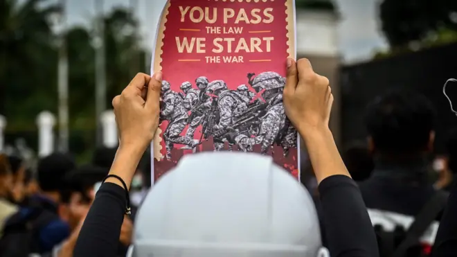 Pengunjuk rasa melakukan aksi menyikapi revisi UU TNI di depan Kompleks Parlemen, Senayan, Jakarta, Kamis (27/03). 