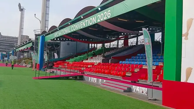 Gbọngan Eagles Square ìlú Abuja tí wọ́n fi aṣọ alawọ pupa ati awọ ewe dara si