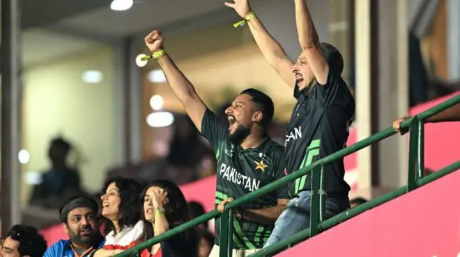 ব্যাঙ্গালোরের গ্যালারিতে পাকিস্তানের সমর্থকরা