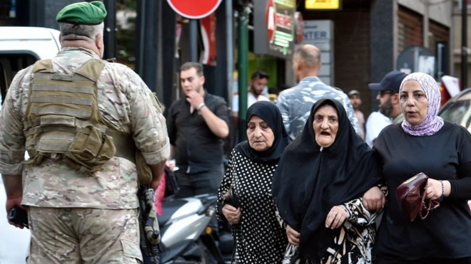 धमाकों के बाद बेरुत की सड़कों पर लोगों के बीच ख़ौफ़ नज़र आया