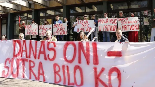 Skup podrške optuženima ispred suda u Novom Sadu 