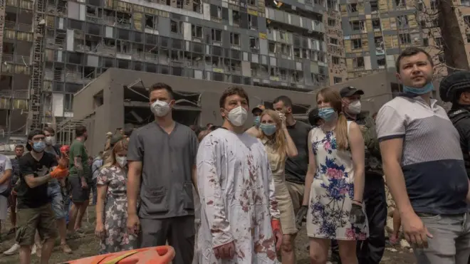 Ukrainian doctor Ihor Kolodka (C) stands amid the rubble of the destroyed building of Ohmatdyt Children's Hospital following a Russian missile attack in the Ukrainian capital of Kyiv on July 8, 2024