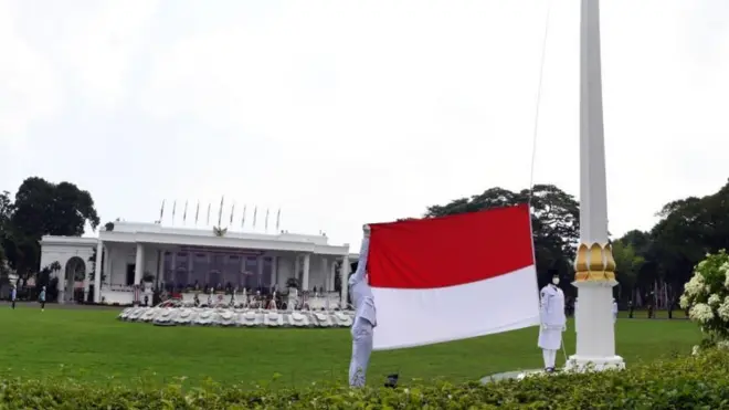 Paskibraka mengibarkan bendera Merah Putih dalam Upacara Peringatan HUT ke-75 Kemerdekaan Republik Indonesia pada 17 Agustus 2020. 