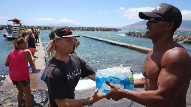 سكان ماوي يتعاونون لإيصال المساعدات